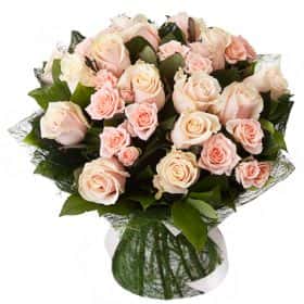 Букет с розами «Манхэттен» (средний)