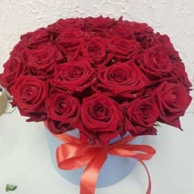 29 красных роз 35 см. в шляпной коробке Cтандарт