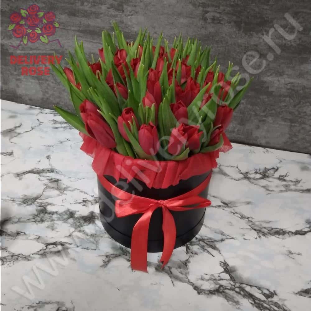 Тюльпаны в черной шляпной коробке